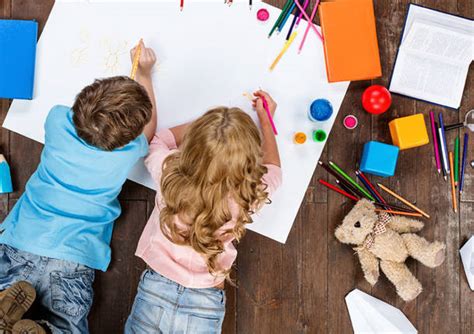 Bambini che disegnano e usano la fantasia