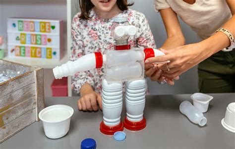 Bambini che riciclano materiali per creare giocattoli