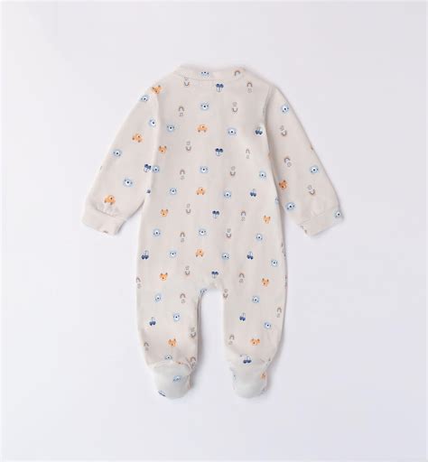 Neonato in tutina con piedini integrati