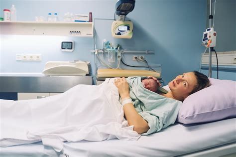 madre che abbraccia neonato