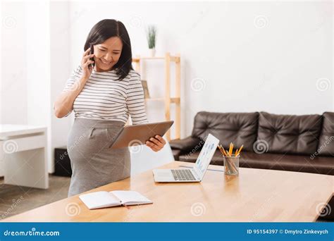 Donna incinta che lavora in ufficio