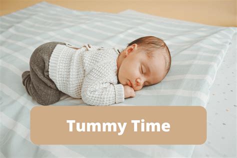 Bambino che fa Tummy Time con un giocattolo stimolante