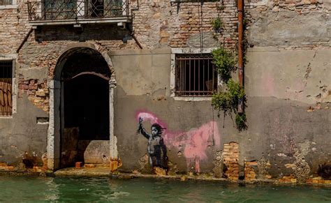 Murales di Banksy in un contesto urbano