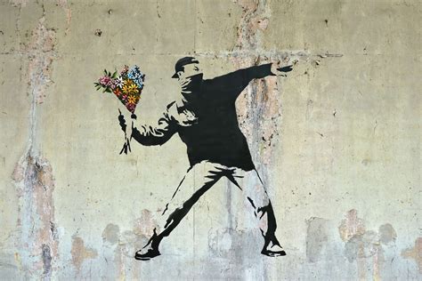 Analisi comparativa tra il Flower Thrower di Banksy e immagini di proteste reali