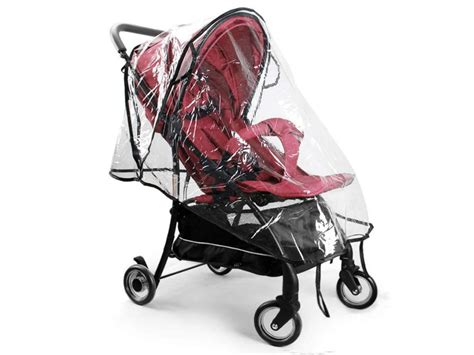 Passeggino con parapioggia e zanzariera posizionati per mostrare la protezione combinata