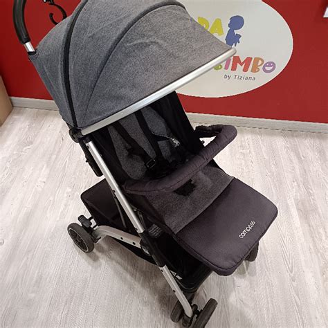 Passeggino piegato inserito in una sacca da trasporto per viaggi