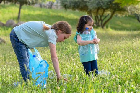 Bambini che puliscono un parco