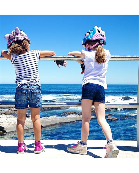 bambina con casco da bicicletta colorato