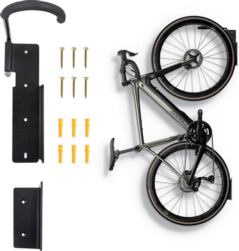 casco bici appeso su gancio in ambiente interno