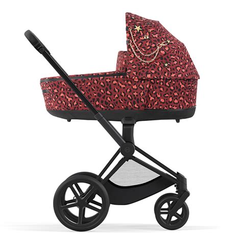 Una moderna navicella Britax posizionata su un telaio da passeggino in un ambiente urbano sereno
