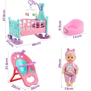 Bambino che gioca con un seggiolone per bambole e accessori