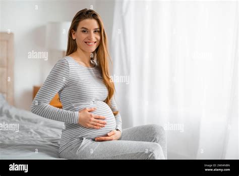 Mamma incinta che fa yoga in un ambiente virtuale