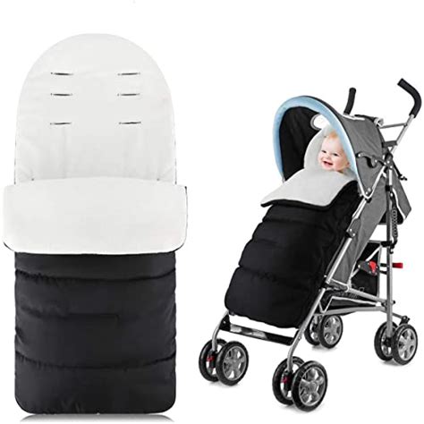 Bambino in passeggino con sacco coprigambe