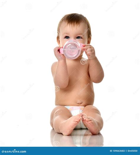 Bambino che sorride con pannolino