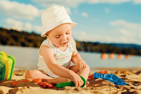 Bambino che gioca in una spiaggia temperata