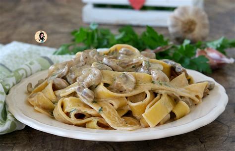 Piatti di pasta con funghi ovuli e gamberi