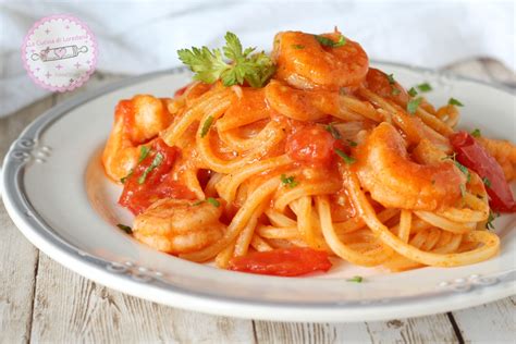 Piatto finale di pasta con ovuli e gamberi