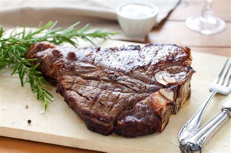 Una succulenta bistecca alla fiorentina cotta alla brace