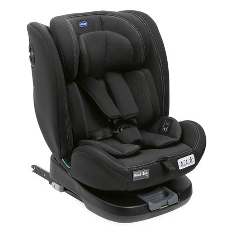 Bambino sorridente in un seggiolino auto Chicco