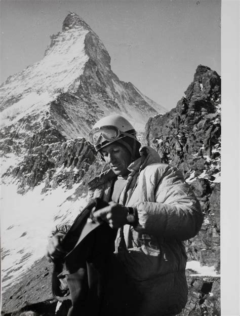 Walter Bonatti fotografato da Gigi Panei durante un bivacco nel tentativo da loro condotto assieme ad Alberto Tassotti, dal 10 al 13 febbraio 1965 sulla via nuova alla Nord del Cervino.