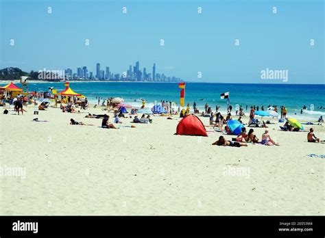 Persone che si godono una spiaggia italiana pulita e ordinata