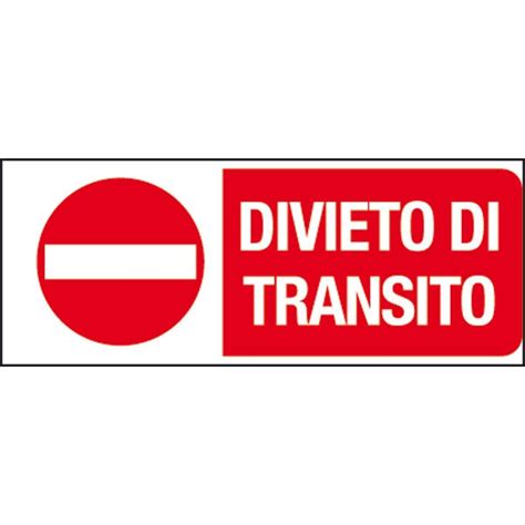 Cartello di divieto di transito in costume da bagno in un centro storico