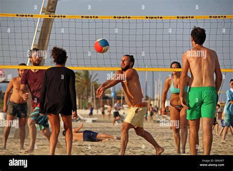 Persone che giocano a beach volley su una spiaggia