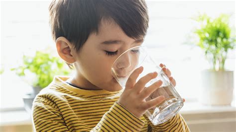 Bambino che beve soluzione reidratante