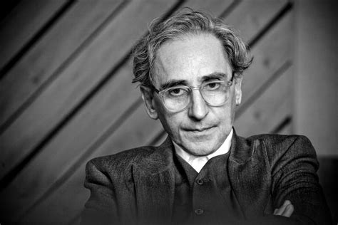Ritratto fotografico di Franco Battiato durante gli anni ottanta, periodo di massima popolarità