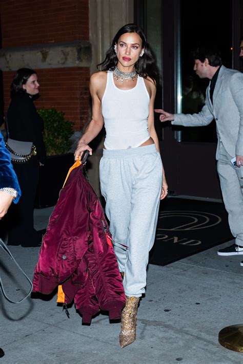 Irina Shayk con tuta cozy e stivaletti neri