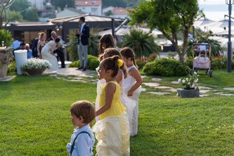 Bambini al matrimonio felici