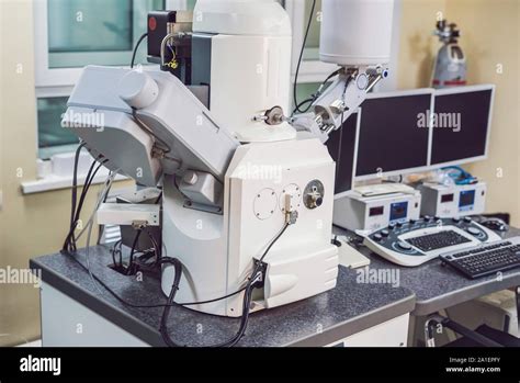 Microscopio elettronico in un laboratorio di genetica