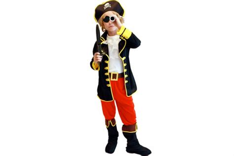 Bambino vestito da pirata con abiti di base