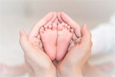 illustrazione di neonato con mani e piedi freddi
