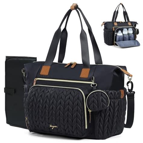 Una moderna borsa fasciatoio elegante appoggiata su un passeggino in un parco soleggiato
