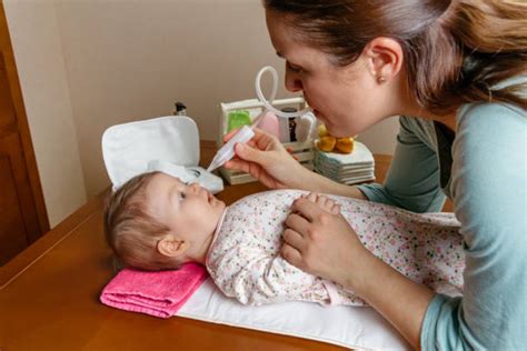 Bambino che usa l'aspiratore nasale