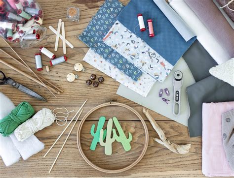 Laboratorio di cucito creativo con stoffe e materiali pronti per la creazione di cuori in tessuto