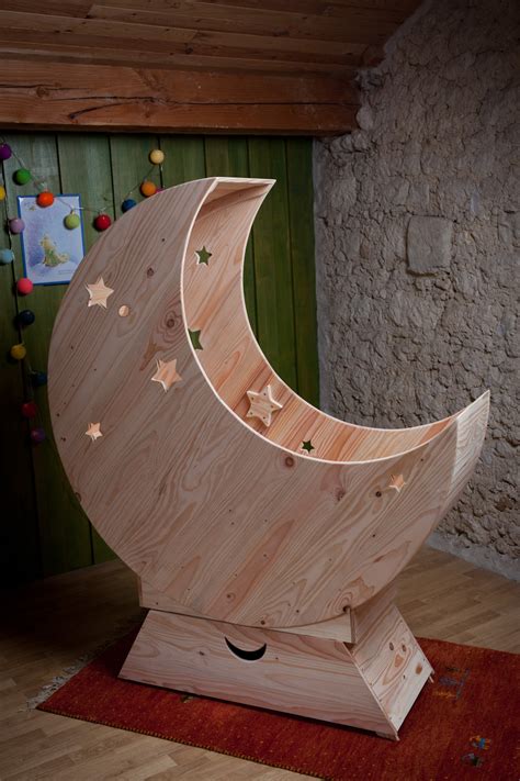 Esempio di culla a forma di luna finita con stelline intagliate