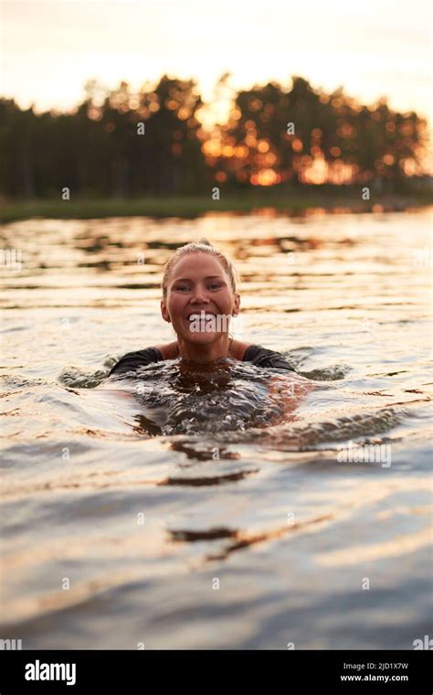 Donna incinta che nuota in un lago