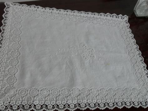 Pizzo chiacchierino su corredo neonato