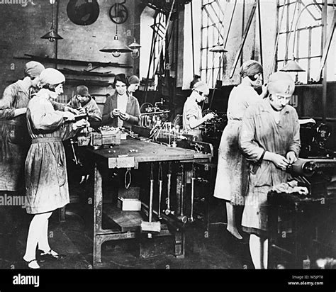 Donne vittoriane che lavorano a chiacchierino