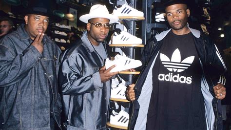 Run-DMC in concerto con le Adidas Superstar