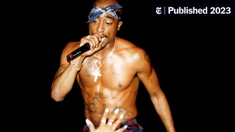Tupac Shakur con abiti sartoriali