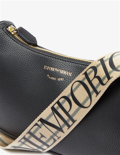 Borsa fasciatoio Armani indossata come borsa a tracolla elegante