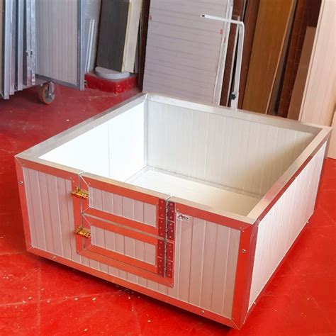 Interno di una cassa parto coibentata