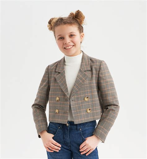 Bambina con giacca corta a quadri