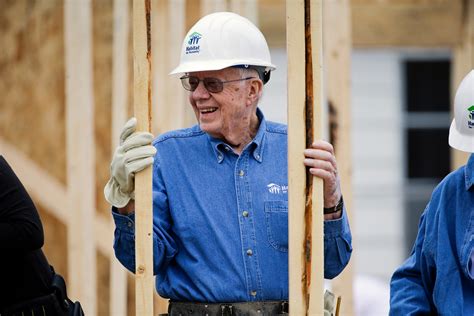 Jimmy Carter impegnato in un'attività di volontariato con Habitat for Humanity