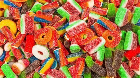 Coppia sorridente che condivide caramelle gommose