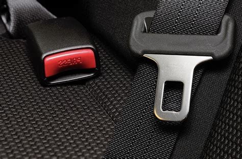Pulsante rosso per aprire la fibbia del seggiolino auto