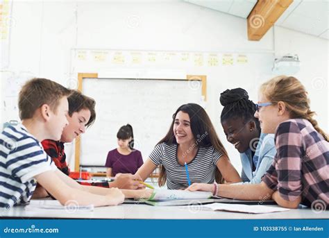 Studenti che collaborano in gruppo